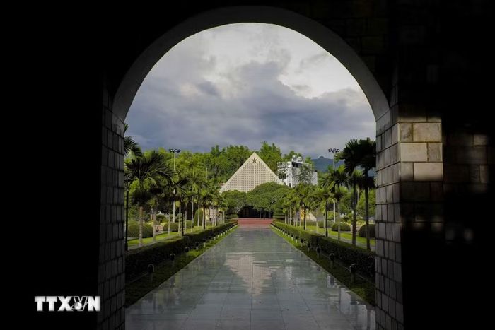 Từ cổng chính Nghĩa trang Liệt sỹ Quốc gia A1 nhìn về Nhà tưởng niệm các Anh hùng liệt sỹ - công trình trung tâm của khu tưởng niệm. (Ảnh: Xuân Tư/TTXVN)
