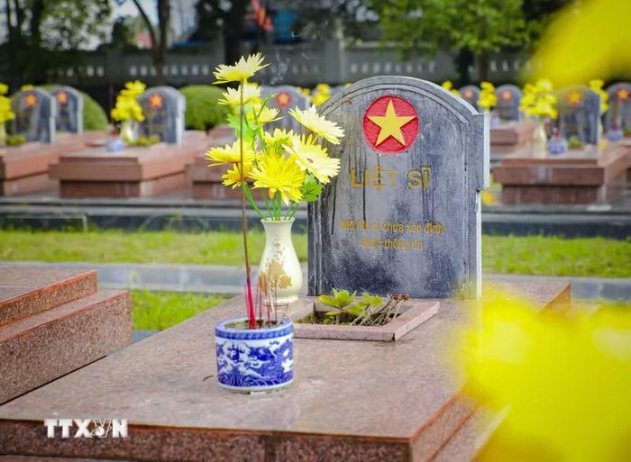 Những phần mộ liệt sĩ chưa xác định được danh tính tại Nghĩa trang Liệt sỹ Quốc gia A1. (Ảnh: Xuân Tư/TTXVN)
