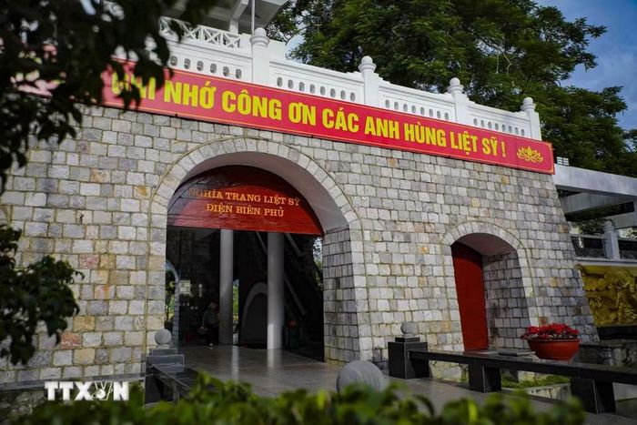 Cổng chính Nghĩa trang Liệt sỹ Quốc gia A1. (Ảnh: Xuân Tư/TTXVN)