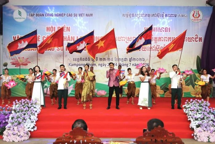 Tiết mục tốp ca múa “Việt Nam-Campuchia Samaky” của công ty Chư Sê Kampong Thom. (Ảnh: Minh Hưng/TTXVN)