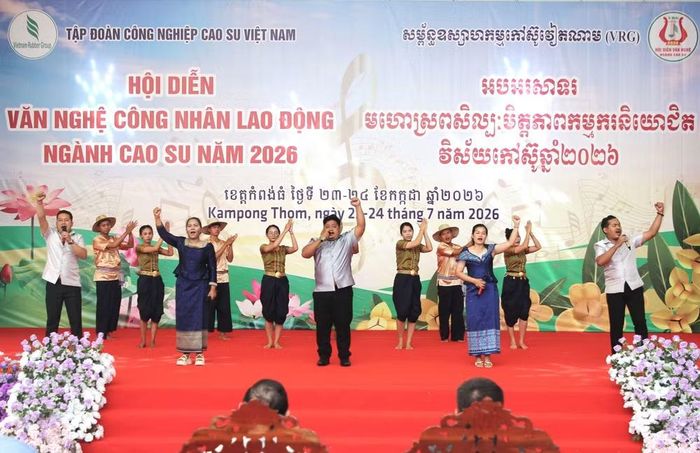 Tiết mục tốp ca múa “Niềm tự hào dân tộc Khmer” của công ty Phước Hòa Kampong Thom tại chương trình công diễn. (Ảnh: Minh Hưng/TTXVN)