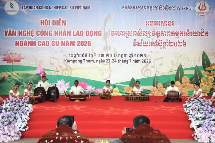 Tiết mục hòa tấu nhạc “Bước chân Campuchia” của công ty Chư Sê KampongThom. (Ảnh: Minh Hưng/TTXVN)