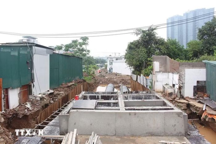 Hạng mục thi công chống ngập đoạn trên đường An Dương Vương (phường Phú Thượng). (Ảnh: Nguyễn Thắng/TTXVN)