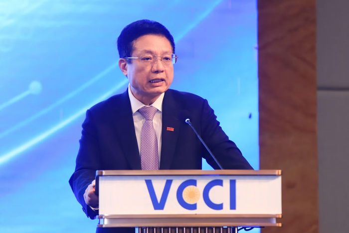 Ông Hồ Sỹ Hùng, nhấn mạnh vai trò quyết định của người đứng đầu đối với sự phát triển kinh tế. (Ảnh: Vietnam+)