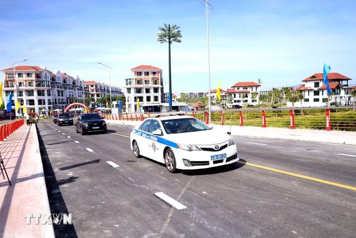 Thông xe trong ngày khánh thành cầu Đồng Nò 2. (Ảnh: Trần Lê Lâm/TTXVN)