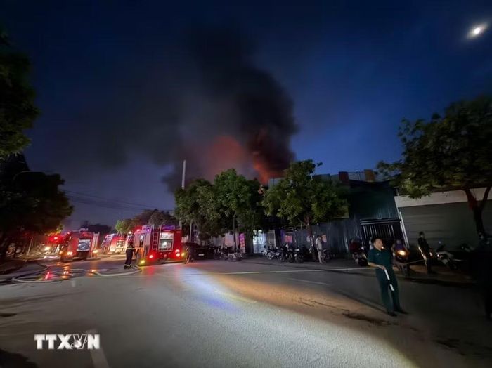 Khoảng 18g05 ngày 25/7/2026, một vụ hỏa hoạn lớn bất ngờ bùng phát tại một quán bia trên phố Vũ Đức Úy (phường Thanh Liệt, Hà Nội), sau đó nhanh chóng lan sang các hộ dân lân cận. Cột khói đen bốc cao hàng trăm mét khiến người dân trong khu vực hoảng loạn. (Ảnh: Tuấn Anh/TTXVN)