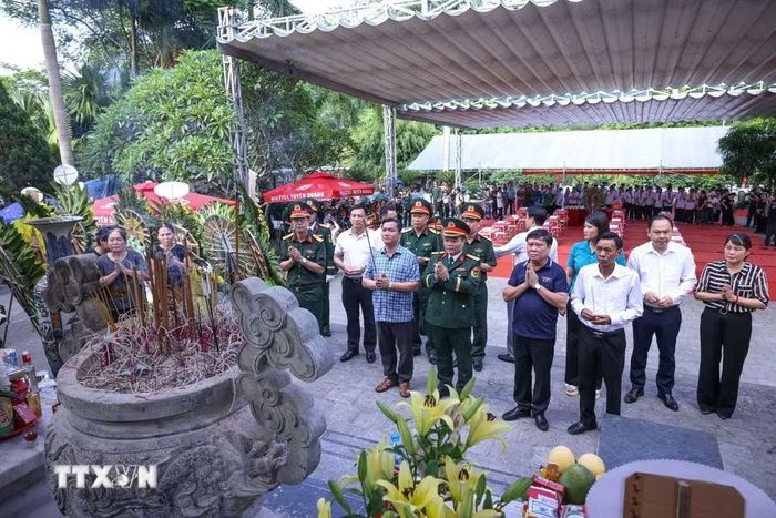 Dâng hương tưởng nhớ công ơn của các anh hùng liệt sỹ đã chiến đấu và hy sinh trong chiến tranh bảo vệ biên giới phía Bắc của Tổ quốc. (Ảnh: Hoàng Hiếu/TTXVN)