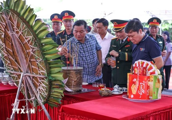 Các đại biểu dâng hương tri ân các Anh hùng liệt sỹ. (Ảnh: Hoàng Hiếu/TTXVN)