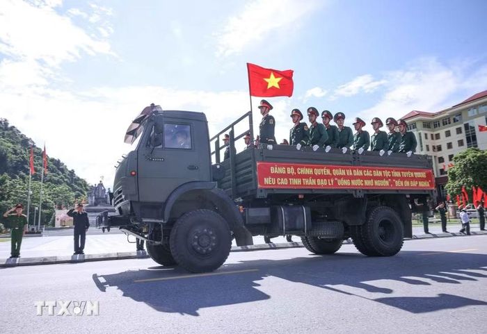Đoàn xe chở hài cốt liệt sỹ di chuyển qua Quảng trường 26/3 phường Hà Giang 1. (Ảnh: Hoàng Hiếu/TTXVN)