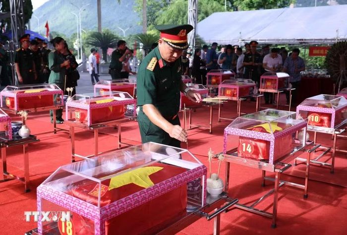Dâng hương tri ân các liệt sỹ đã hy sinh trong cuộc chiến tranh bảo vệ biên giới phía Bắc của Tổ quốc. (Ảnh: Hoàng Hiếu/TTXVN)
