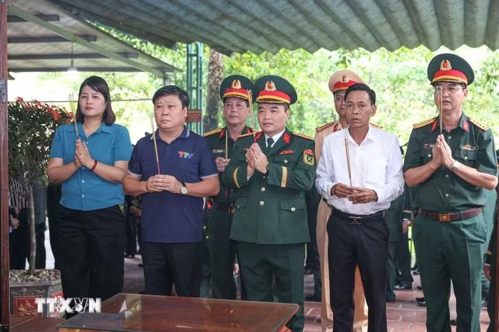 Dâng hương tưởng nhớ, tri ân các liệt sỹ tại khu vực nhà chờ Đội tìm kiếm, quy tập hài cốt liệt sỹ tỉnh Tuyên Quang. (Ảnh: Hoàng Hiếu/TTXVN)