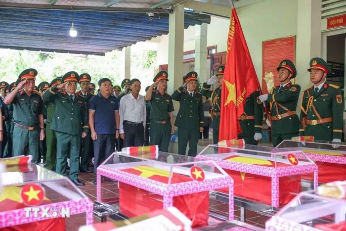 Lễ tưởng niệm, tri ân các anh hùng liệt sỹ tìm thấy và quy tập trong "Chiến dịch 500 ngày đêm đẩy mạnh tìm kiếm, quy tập và xác định danh tính hài cốt liệt sỹ.” (Ảnh: Hoàng Hiếu/TTXVN)