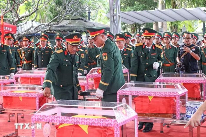 34 hài cốt liệt sỹ được đồng đội đưa về Nghĩa trang liệt sỹ Quốc gia Vị Xuyên, sẵn sàng cho lễ truy điệu và an táng chiều 26/7. (Ảnh: Hoàng Hiếu/TTXVN)