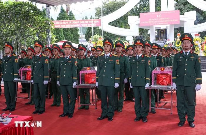 34 hài cốt liệt sỹ được đồng đội đưa về Nghĩa trang liệt sỹ Quốc gia Vị Xuyên, sẵn sàng cho lễ truy điệu và an táng chiều 26/7. (Ảnh: Hoàng Hiếu/TTXVN)