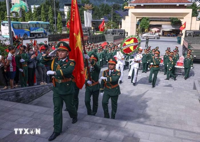 Lễ đưa hài cốt 34 liệt sỹ từ xã Thanh Thủy về Nghĩa trang liệt sỹ Quốc gia Vị Xuyên được tổ chức trọng thể, thể hiện sự tri ân, ghi nhớ công ơn các Anh hùng liệt sỹ. (Ảnh: Hoàng Hiếu/TTXVN)