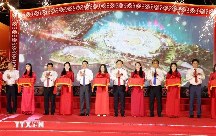 Nghi thức cắt băng khánh thành Quảng trường trung tâm Gia Nghĩa và Khu liên hợp Bảo tàng-Thư viện-Công viên (phường Bắc Gia Nghĩa, tỉnh Lâm Đồng). (Ảnh: Nguyễn Huy Thành/TTXVN)