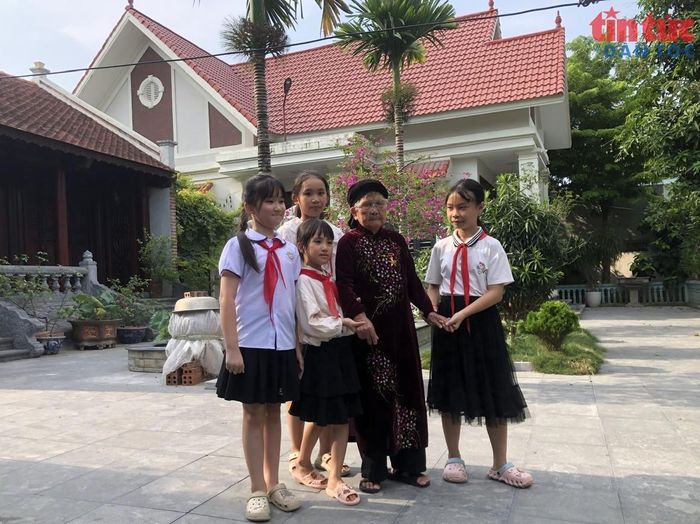 Các em học sinh tới thăm Mẹ Việt Nam Anh hùng Phan Thị Mùi.