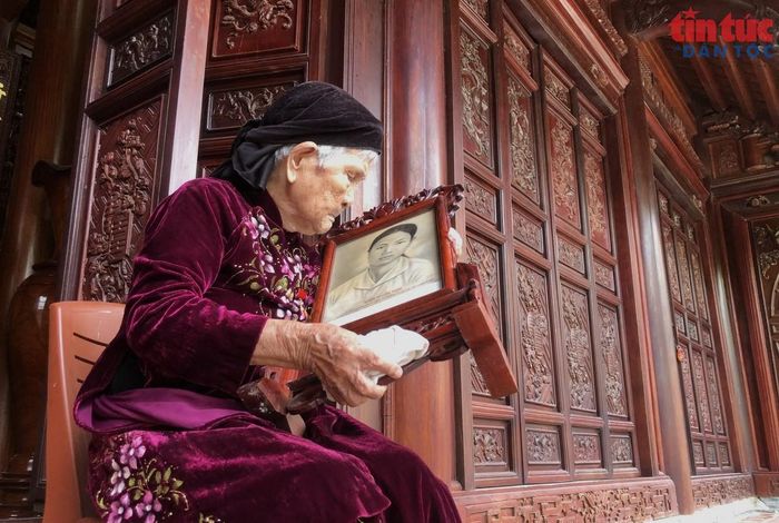 Mẹ Việt Nam Anh hùng Phan Thị Mùi năm nay 103 tuổi nâng niu di ảnh con gái là Liệt sĩ Nguyễn Thị Thắng.