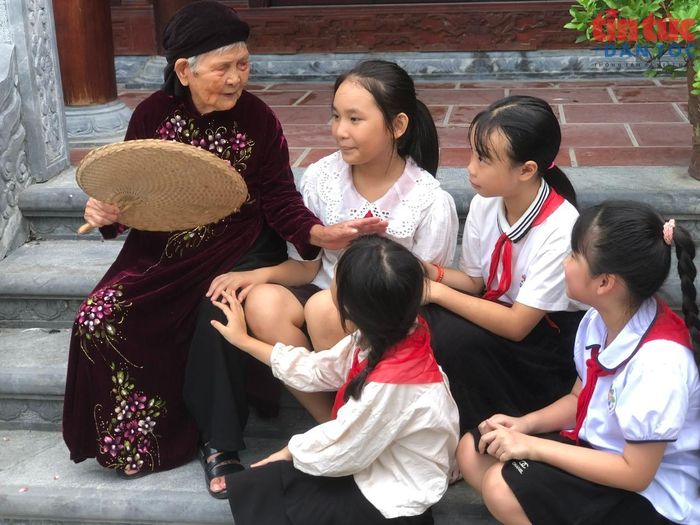 Các em học sinh quây quần bên Mẹ Việt Nam Anh hùng Phan Thị Mùi năm nay đã 103 tuổi.