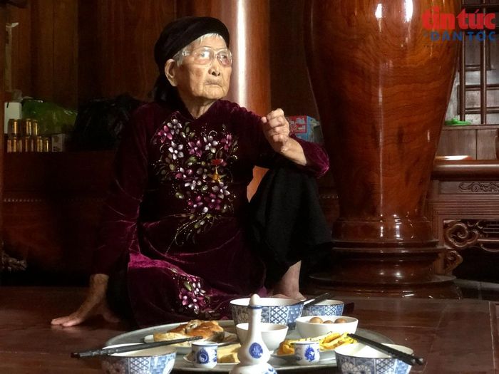 Mâm cơm của gia đình Mẹ Việt Nam Anh hùng Phan Thị Mùi được dọn ra, mong ngóng "Đợi con về".