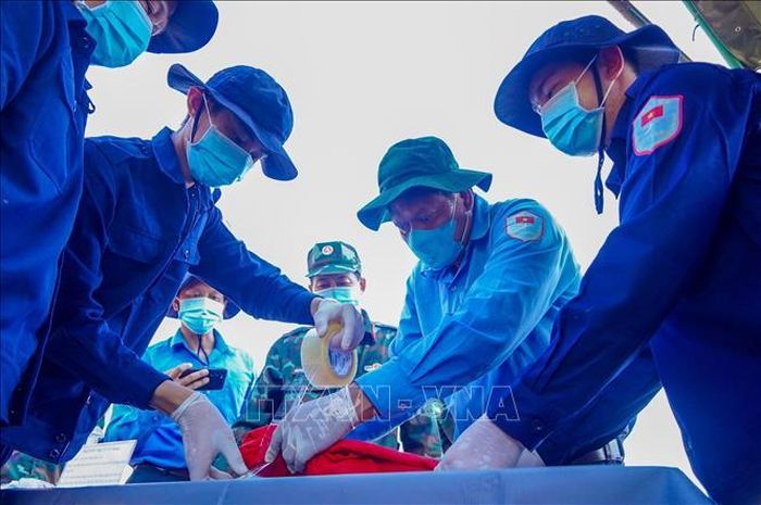 Đội tìm kiếm thực hiện cất bốc hài cốt liệt sĩ Nguyễn Thị Út sau khi tìm thấy.