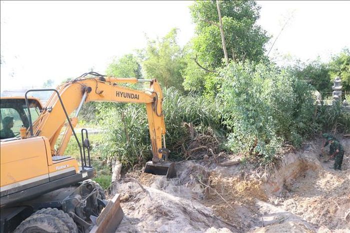 Phương tiện cơ giới và lực lượng Đội Quy tập 192 được huy động tìm kiếm tại khu vực bên phải ga Hương Thủy (hướng nhìn từ Quốc lộ vào).