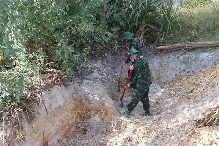 Dưới cái nắng gay gắt tháng Bảy, các chiến sĩ Đội Quy tập 192 (Bộ Chỉ huy Quân sự thành phố Huế) vẫn miệt mài tìm kiếm hài cốt các chiến sĩ đặc công hy sinh năm 1968.