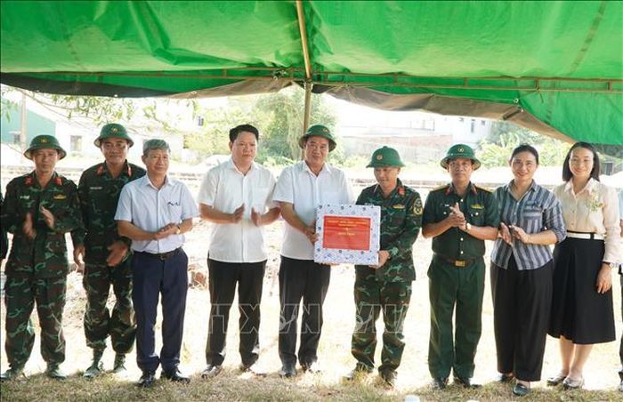 Phó Chủ tịch UBND thành phố Huế Nguyễn Văn Mạnh trao quà động viên các chiến sĩ Đội Quy tập 192 thực hiện nhiệm vụ tìm kiếm tại ga Hương Thủy.