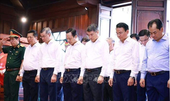 Thủ tướng Lê Minh Hưng dâng hương, hoa tưởng niệm các Anh hùng liệt sĩ tại Đền thờ Liệt sĩ Chiến trường Điện Biên Phủ. Ảnh: Dương Giang/TTXVN