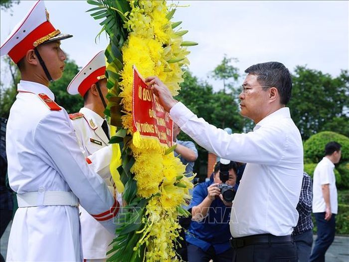 Thủ tướng Lê Minh Hưng dâng hương, hoa tưởng niệm các Anh hùng liệt sĩ tại Nghĩa trang Liệt sĩ Quốc gia A1. Ảnh: Dương Giang/TTXVN