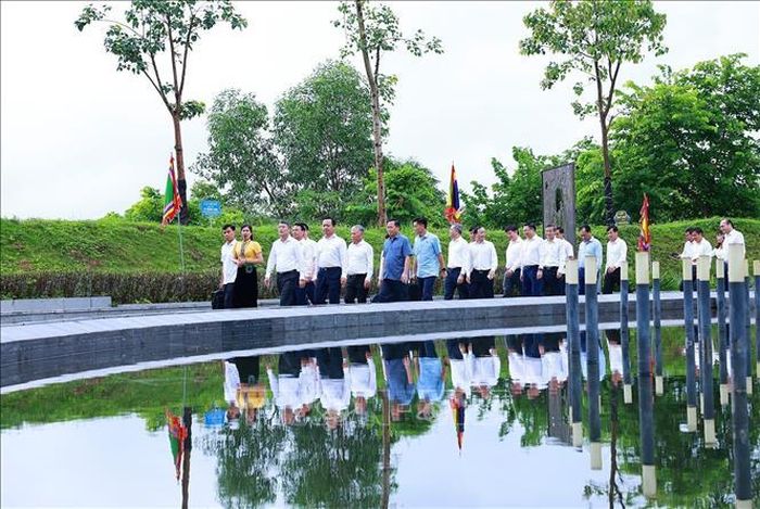 Thủ tướng Lê Minh Hưng đến dâng hương, hoa tưởng niệm các Anh hùng liệt sĩ tại Đền thờ Liệt sĩ Chiến trường Điện Biên Phủ. Ảnh: Dương Giang/TTXVN