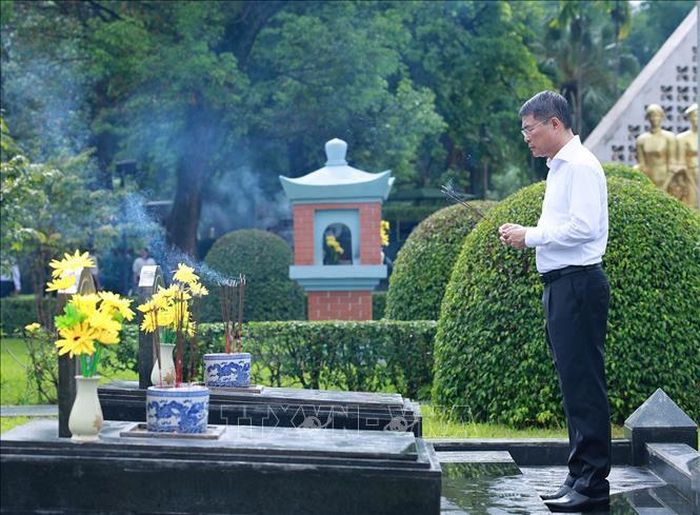 Thủ tướng Lê Minh Hưng thắp hương phần mộ Liệt sĩ tại Nghĩa trang Liệt sĩ Quốc gia A1. Ảnh: Dương Giang/TTXVN