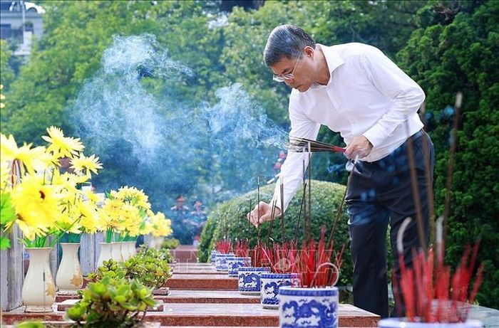 Thủ tướng Lê Minh Hưng thắp hương phần mộ Liệt sĩ tại Nghĩa trang Liệt sĩ Quốc gia A1. Ảnh: Dương Giang/TTXVN