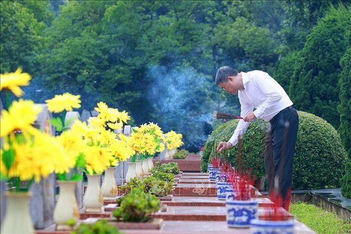 Thủ tướng Lê Minh Hưng thắp hương phần mộ Liệt sĩ tại Nghĩa trang Liệt sĩ Quốc gia A1. Ảnh: Dương Giang/TTXVN