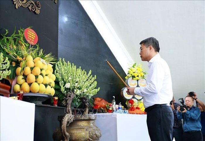 Thủ tướng Lê Minh Hưng dâng hương, hoa tưởng niệm các Anh hùng liệt sĩ tại Nghĩa trang Liệt sĩ Quốc gia A1. Ảnh: Dương Giang/TTXVN