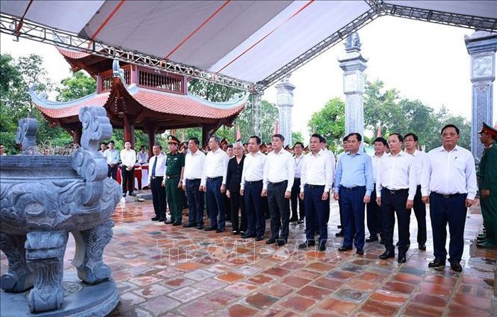 Thủ tướng Lê Minh Hưng dâng hương, hoa tại Nhà tưởng niệm Chủ tịch Hồ Chí Minh, Di tích Đồi E2. Ảnh: Dương Giang/TTXVN