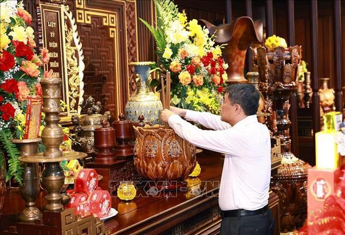Thủ tướng Lê Minh Hưng dâng hương, hoa tưởng niệm các Anh hùng liệt sĩ tại Đền thờ Liệt sĩ Chiến trường Điện Biên Phủ. Ảnh: Dương Giang/TTXVN