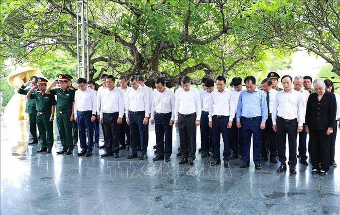 Thủ tướng Lê Minh Hưng tưởng niệm các Anh hùng liệt sĩ tại Nghĩa trang Liệt sĩ Quốc gia A1. Ảnh: Dương Giang/TTXVN