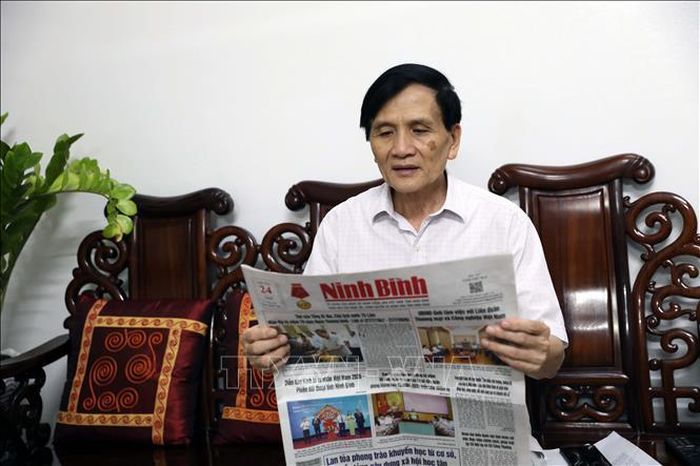 Ông Trần Bá An (Bí thư Chi bộ tổ 3) đóng góp ý kiến sau khi theo dõi bài phát biểu bế mạc của Tổng Bí thư, Chủ tịch nước Tô Lâm.