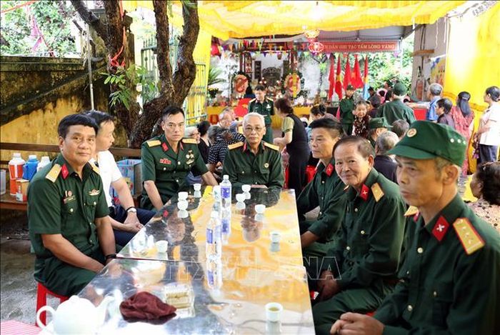 Ông Lương Trung Dũng, Tổ trưởng tổ dân phố 9 Phủ Lý (ngồi giữa) đóng góp ý kiến sau khi theo dõi bài phát biểu bế mạc của Tổng Bí thư, Chủ tịch nước Tô Lâm.