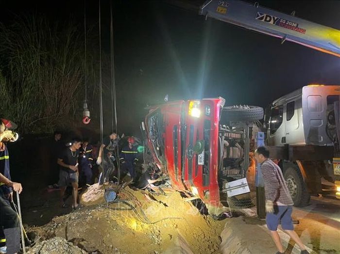 Cabin bị biến dạng, cùng trời tối và thời tiết có sương mù khiến công tác cứu nạn cứu hộ gặp không ít khó khăn. Ảnh: TTXVN phát