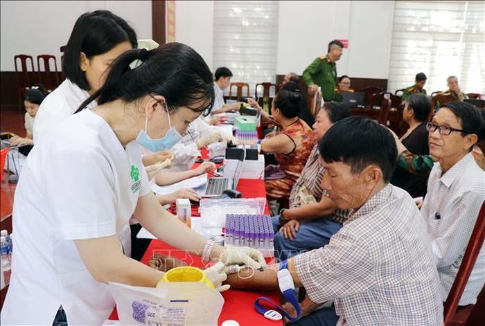 Lấy mẫu ADN của thân nhân liệt sĩ làm cơ sở xây dựng dữ liệu phục vụ đối sánh, xác định danh tính hài cốt liệt sĩ còn thiếu thông tin.