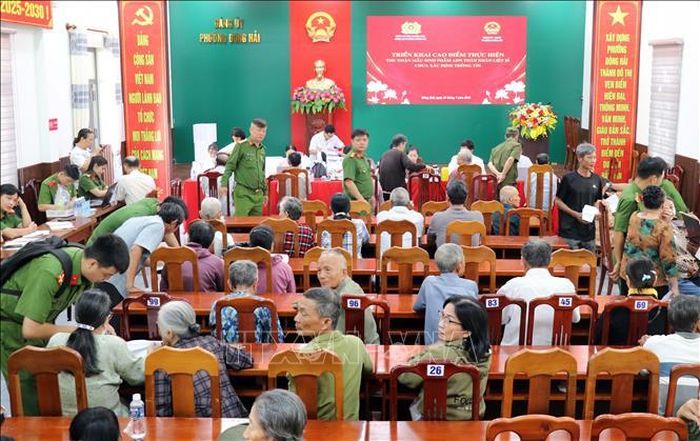Đông đảo thân nhân của các liệt sĩ đến phường Đông Hải để được lấy mẫu ADN phục vụ đối sánh, xác định danh tính hài cốt liệt sĩ còn thiếu thông tin.