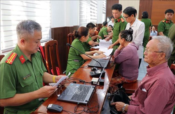 Nhập thông tin dữ liệu trước khi lấy mẫu ADN của thân nhân liệt sĩ phục vụ đối sánh, xác định danh tính hài cốt liệt sĩ còn thiếu thông tin.
