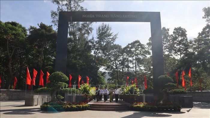 Các đoàn về nguồn đến dâng hương tại Nghĩa trang Hàng Dương, đặc khu Côn Đảo, TP Hồ Chí Minh.