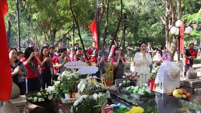 Người dân, du khách và đoàn các địa phương về tri ân các Anh hùng liệt sĩ tại Nghĩa trang Hàng Dương.