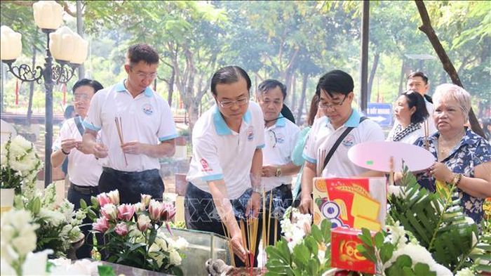 Đông đảo du khách, người dân đến tri ân các Anh hùng liệt sĩ tại Nghĩa trang Hàng Dương, đặc khu Côn Đảo.