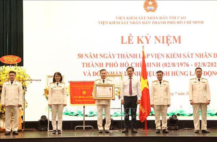 Phòng Công tố và kiểm sát điều tra, kiểm sát xét xử án tham nhũng, kinh tế - Viện Kiểm sát nhân dân TP Hồ Chí Minh đón nhận Huân chương Lao động hạng Ba.