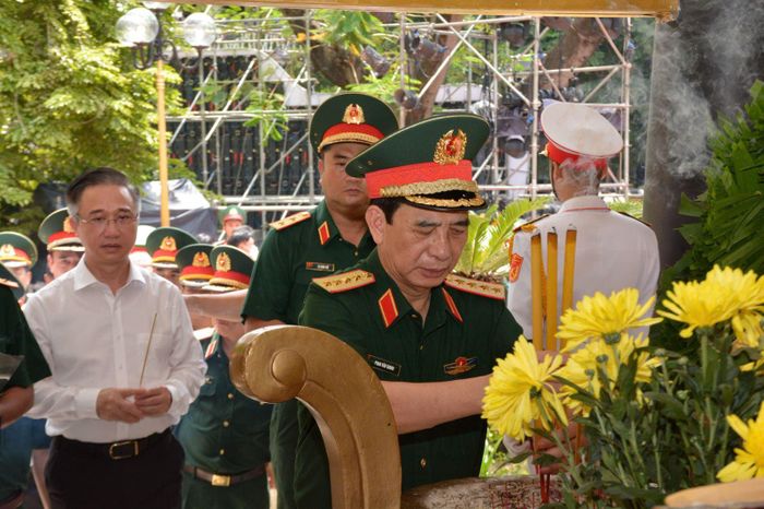 Phó Thủ tướng Phan Văn Giang thành kính thắp hương tưởng niệm tại Công viên Lê Thị Riêng.