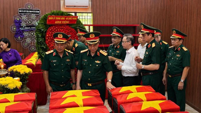 Phó Thủ tướng đến khu vực nhà quàn quy tập các liệt sĩ trong công viên Lê Thị Riêng.